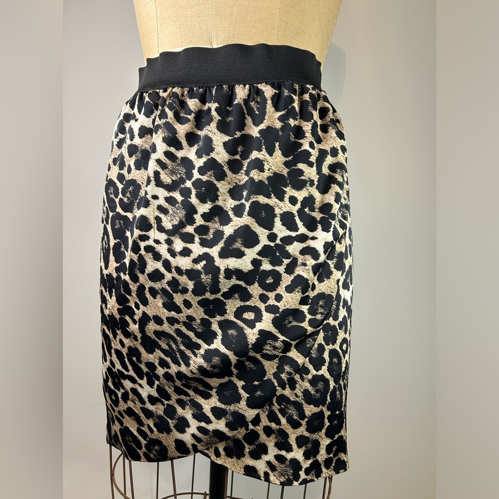 Vince Camuto Size Medium Lined Wide Elastic Animal Print Skirt